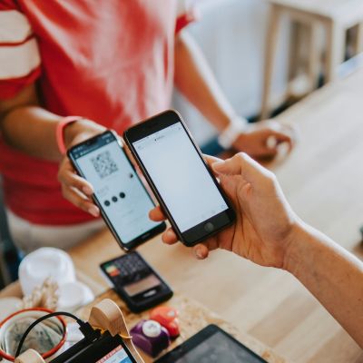 Beli HP Sebaiknya di mana, Online atau Offline? Simak Kelebihan dan Kekurangannya